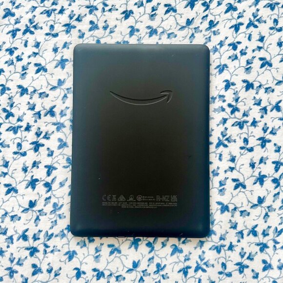 Kindle Paperwhite 11th Gen + Sleeve, Cases & Popsocket Bundle - Picture 4 of 5